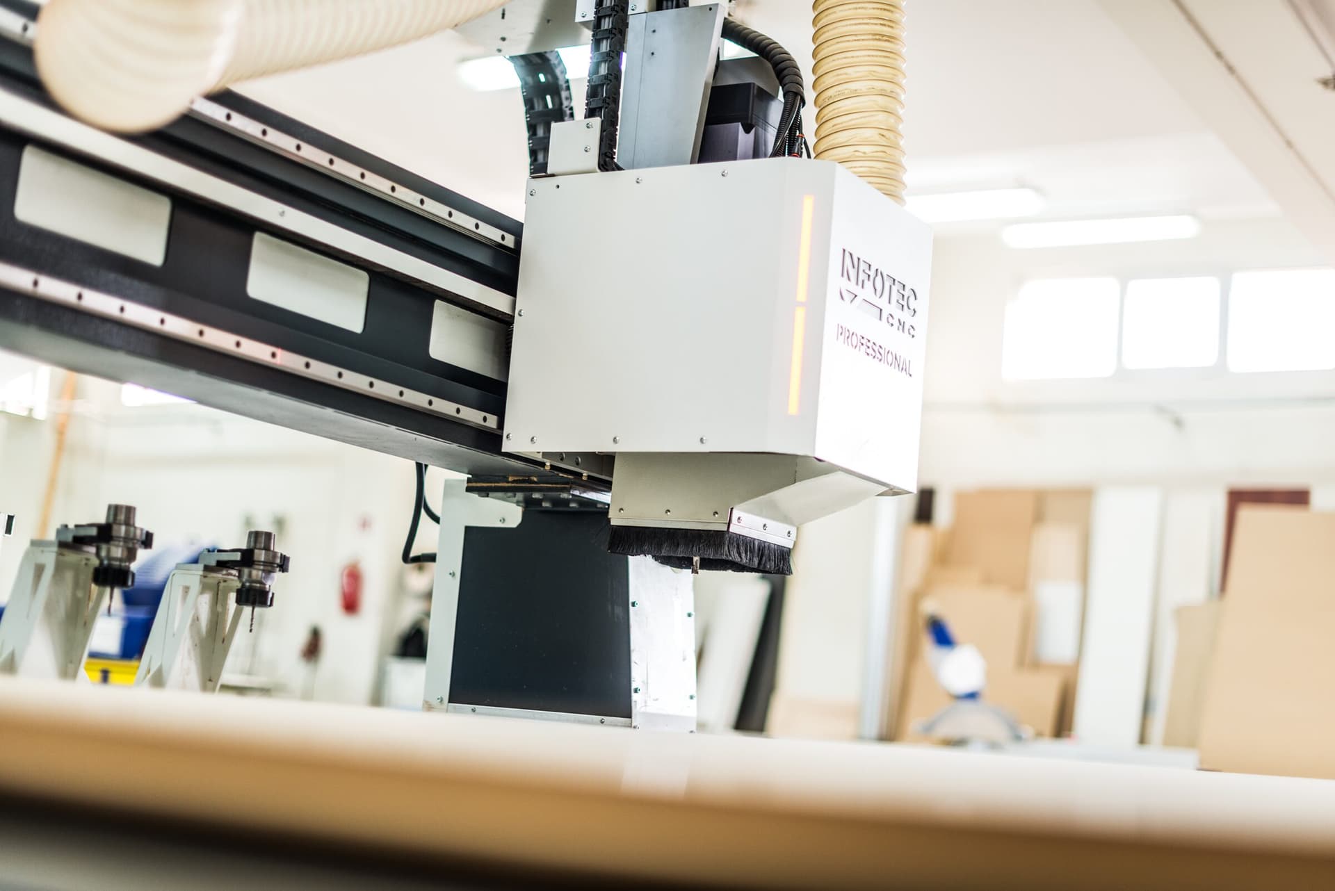 CNC-Fräse in der Fertigung von NEO Expo, wo Material zu Projektbewegungen wird